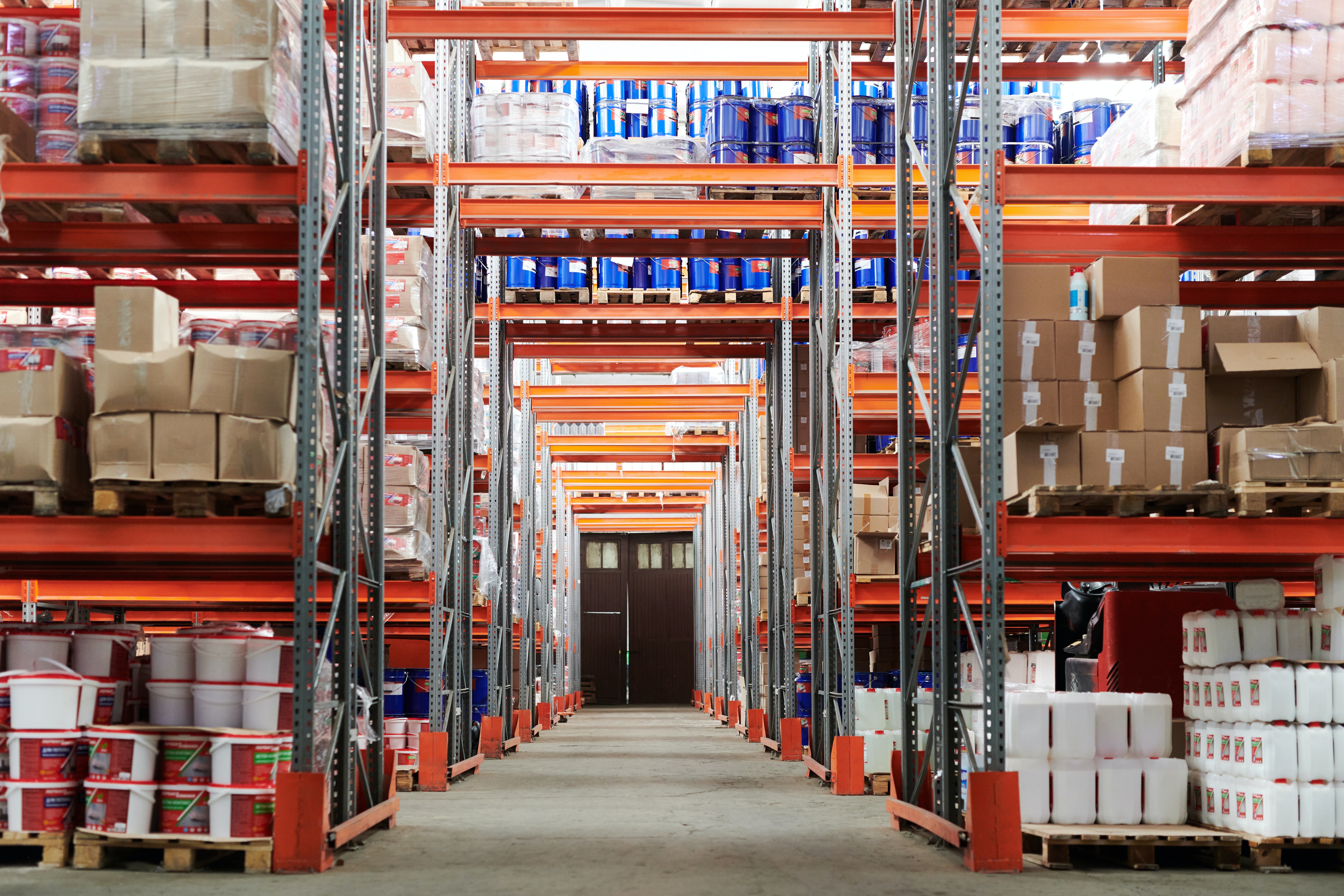 ecommerce-warehouse-stroage-with-boxes-and-middle-aisle